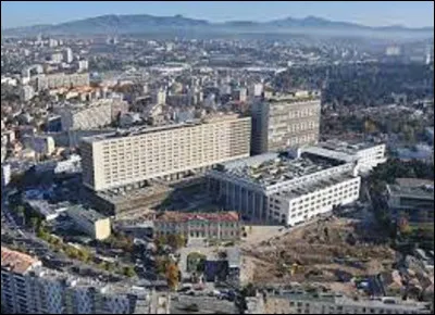 Quel est cet hôpital, le plus grand de Marseille ?