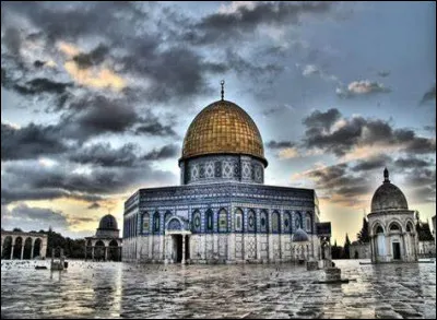 Selon la tradition sunnite, durant cette nuit, dans quelle grotte l'ange Gabriel a-t-il révélé le Coran à Mahomet ?
