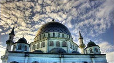 Combien de versets trouve-t-on dans la 97e sourate ?