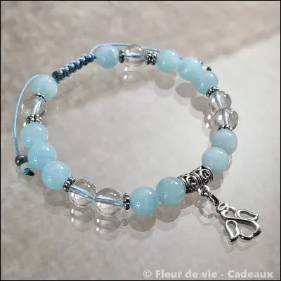 Bracelet : quelles pierres voisinent avec le cristal de roche, sur ce bracelet ?