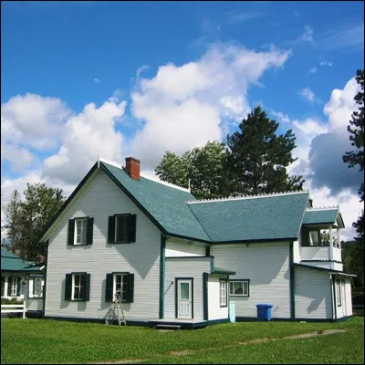 Quel &eacute;l&eacute;ment de maison r&eacute;serv&eacute; aux riches dans l�Antiquit&eacute; est aujourd�hui g&eacute;n&eacute;ralement doubl&eacute; voire tripl&eacute; ?