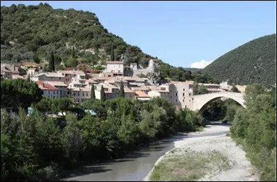Dans quel pays se trouve la commune de Nyons entour&eacute;e de montagnes moyennes ?
