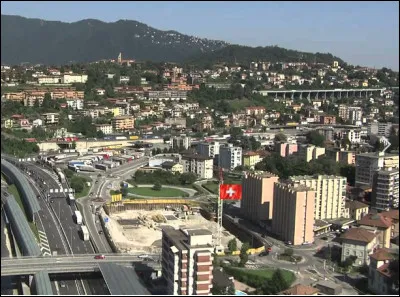 Dans quel pays se trouve la ville de Chiasso dont la rue principale est une succession de banques ?