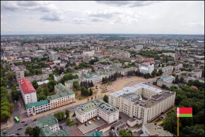 Dans quel pays se trouve la ville de Brest, chef-lieu du voblast de Brest ?
