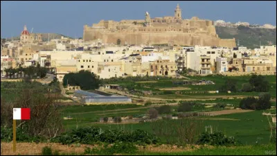 Dans quel pays se trouve la ville fortifi&eacute;e de Rabat, c&eacute;l&egrave;bre pour ses catacombes ?