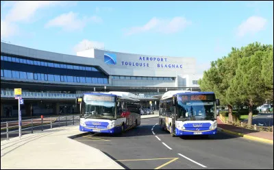 La ville de Toulouse possède son réseau de bus de ville.