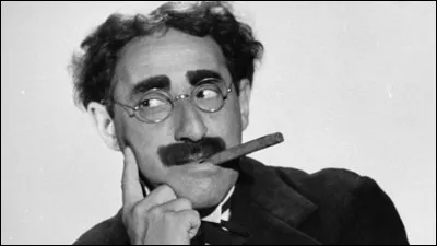 Qui est ce membre des Marx Brothers, auteur cette citation : '''Le meilleur moyen d'éviter la chute des cheveux, c'est de faire un pas de côté.'' ?