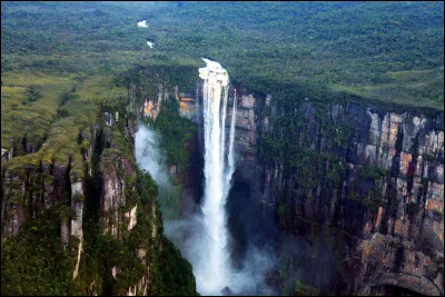 Les chutes du saut de l'Ange (Le Salto Ángel) , avec un saut le plus haut du monde, se situe dans quel pays d'Amérique du Sud ?