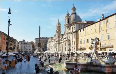 Cette expression, attribuée à Ambroise de Milan, dit qu'il faut se plier aux règles et s'accoutumer aux usages du lieu où l'on se trouve :