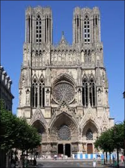 Quel empereur ou roi a été baptisé dans la cathédrale Notre-Dame de Reims ?