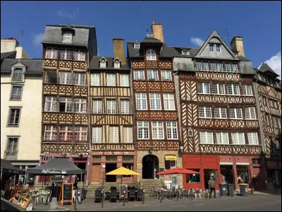 Quel est le nom de cette place située à Rennes ?