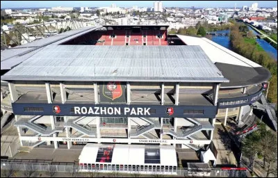 Sur la photo, c'est le stade de la ville de Rennes qui est représenté.