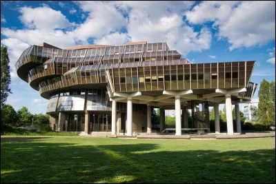 Quel est ce monument situé dans la ville de Rennes ?