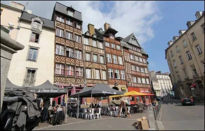 On peut trouver des maisons à colombages à Rennes.