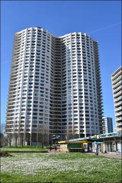 Quel est le nom de ce monument situé dans la ville de Rennes ?