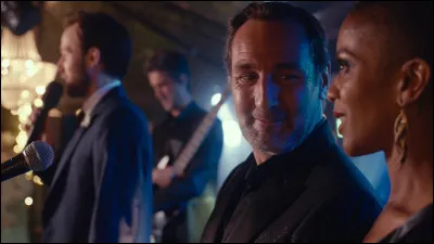 Quel type de spectacle présente le marié à la fin de la soirée ?