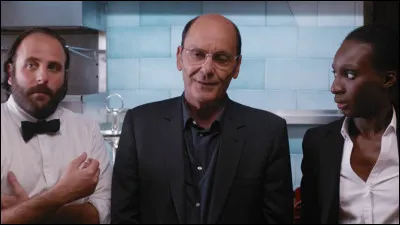 Comment sont déguisés les serveurs de l'autre réception dans laquelle se rend Max pour aller chercher en urgence un plat principal ?