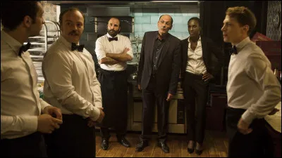 Quel mets apportent les serveurs aux invités en attendant que Max revienne avec le plat principal ?