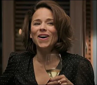 Quel est le nom de la serveuse avec qui Max entretient une liaison ?