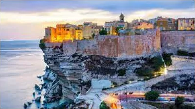 Quelle est cette ville côtière ?