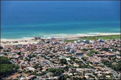 Quelle est cette ville côtière ?
