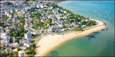 Quelle est cette ville côtière ?