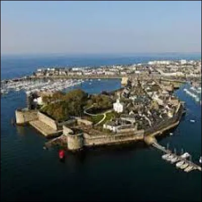 Quelle est cette ville côtière ?