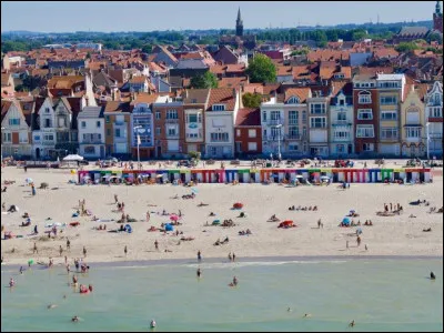 Quelle est cette ville côtière ?