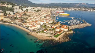 Quelle est cette ville côtière ?