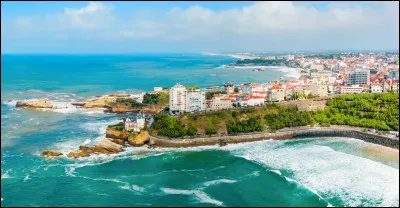Quelle est cette ville côtière ?