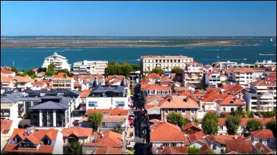 Quelle est cette ville côtière ?