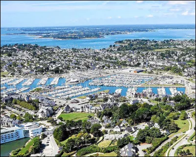 Quelle est cette ville côtière ?