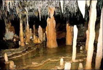 Que faut-il ajouter à "sta" pour obtenir le nom d'une concrétion qui se forme sur le sol des grottes ?