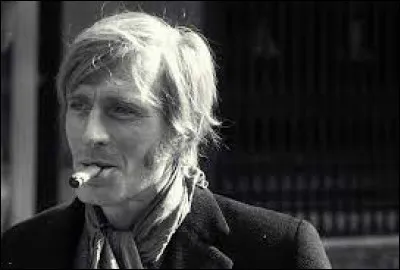 Complétez le titre de cette chanson : "La rua...