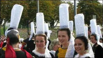 Culture : À quoi fait référence la haute coiffe cylindrique en dentelle des Bretonnes, dans la tradition bigoudène ?