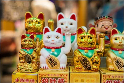 Bibelots : ceux-ci sont des porte-bonheur au Japon. Ce chat s'appelle "Maneki-Neko", vous en trouverez un à l'entrée de chaque restaurant. Que signifie ce terme en japonais ?