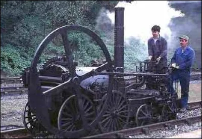 Dans quel pays la première circulation sur des rails d'une locomotive à vapeur a-t-elle eu lieu ?