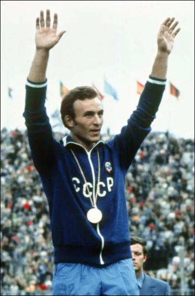 Valeri Borzov, médaillé d'or lors des Jeux olympiques de Munich, a été ministre de la jeunesse et des sports de l'Ukraine indépendante de 1990 à 1997 et député à l'Assemblée entre 1998 et 2006 : dans quel domaine a-t-il été médaillé ?