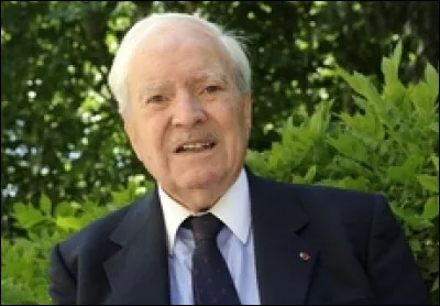 Maurice Herzog, secrétaire d'État à la Jeunesse et aux Sports pendant plus de sept ans, du 27 septembre 1958 au 8 janvier 1966, a aussi été maire d'une ville :