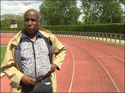 Roger Bambuck a été secrétaire d'État chargé des Sports dans le gouvernement Rocard, du 13 mai 1988 au 15 mai 1991. Quelle performance a-t-il réalisée ?