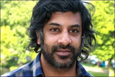 Ce footballeur, originaire du Havre, a joué à l'Olympique Lyonnais et en équipe de France entre 1999 et 2006 ; en 2020, il est candidat aux élections municipales à Paris et tête de liste dans le 18e arrondissement ; il est le premier footballeur international à la tête dune liste de gauche dans des élections : il s'agit de ...