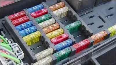 Mon autoradio ne fonctionne plus. Comment vérifier l'alimentation électrique ?