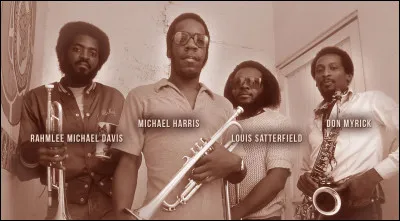 The Phenix Horns est le nom de la section de cuivres du groupe...