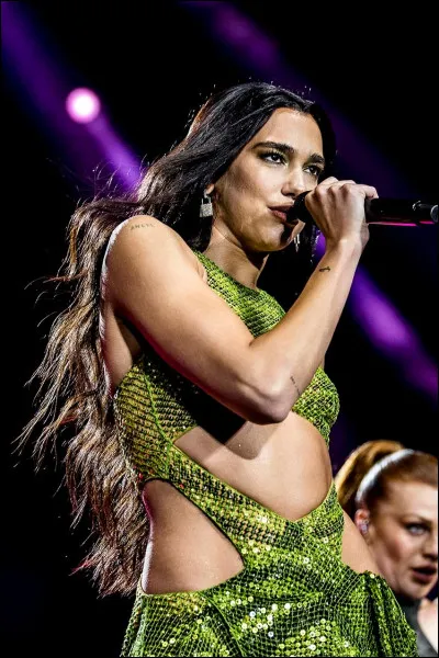 Avec qui a-t-elle fait une collaboration ? Partie 1