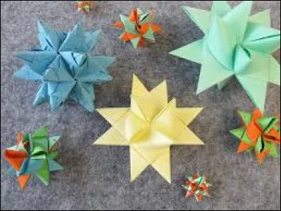 D'apr&egrave;s le c&eacute;l&egrave;bre "Guide Michelin", quel est le nombre d'&eacute;toiles maximum que l'on puisse attribuer aux chefs cuisiniers ?