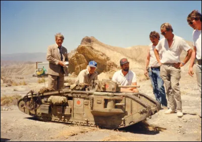 Le char miniature en préparation pour la scène incroyable de sa chute d'une falaise dans "Indiana Jones et la dernière croisade" (1989). Qui est le réalisateur de ce film ?