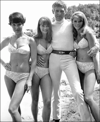 Qui est cet acteur américain en bonne compagnie sur une plage de Cabo de Gata lors du tournage de "Duffy" (1968) ?