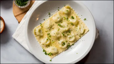 Laquelle de ces plantes aromatiques peut-on trouver dans la raviole du Dauphiné ?