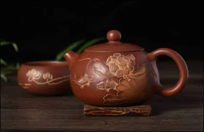 La porosité de cette théière en terre cuite chinoise permet aux arômes de s'imprégner et de se développer avec le temps :