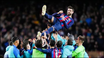 Combien de trophées Gérard Piqué a-t-il remportés au FC Barcelone ?